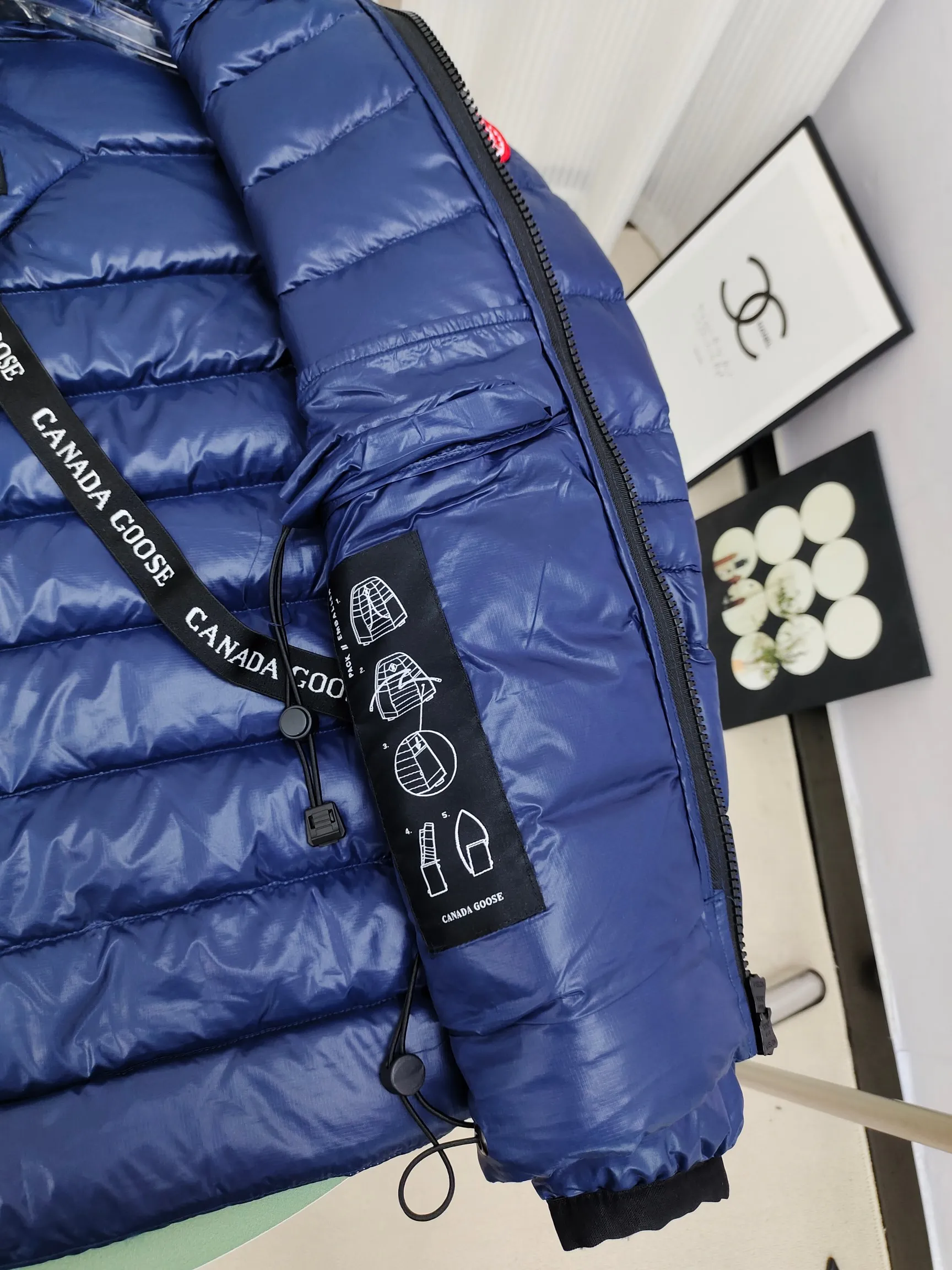 P860 ————2227MB model (high version) Canada goose Canada Goose Crofton hooded light down jacket, this is a down jacket suitable for late autumn and early winter: on cold and rainy mornings, it can be used as a layer of warmth inside the rainproof jacket, and can be worn alone in the late autumn and early winter with a little bit of coolness. Filled with white duck down. The Crofton Hooded Jacket is a versatile, lightweight and versatile piece that even packs itself in for easy transport. The inner layer has removable elastic straps, making the jacket easy to carry on the shoulder and hands-free. 2 zippered hand pockets with fleece fabric on the knuckle side for softness and warmth. Color: black with black label, black with red label, ocean blue, superoxide blue, silver birch red label, silver birch black label Size: XS-2XL
